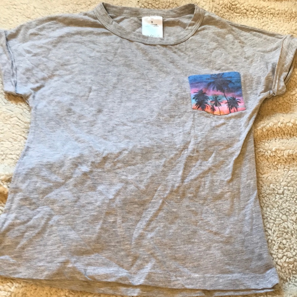 gray t-shirt with side pocket